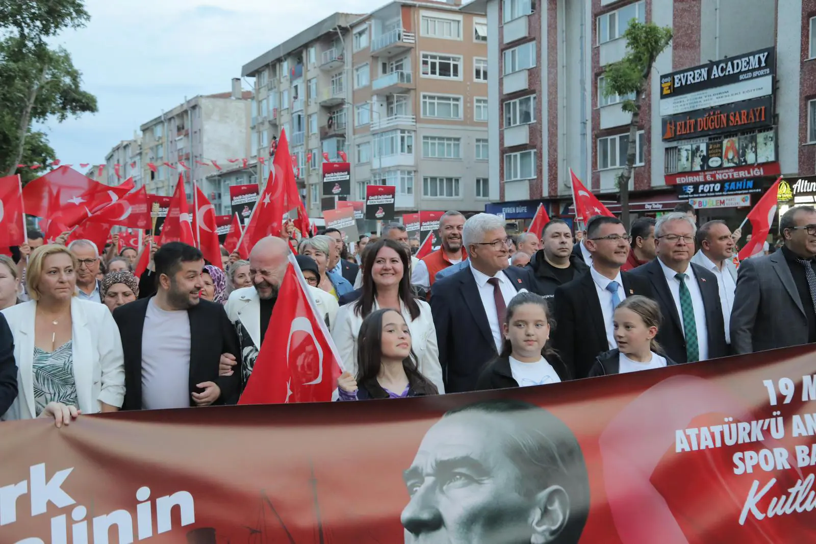 EDİRNE’DE 19 MAYIS: SOKAKLARDA FENER ALAYI, SAHNEDE EMRE AYDIN galeri görseli